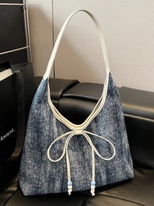 Borsa hobo in denim blu con manici in pelle bianca e decorazione a fiocco moda