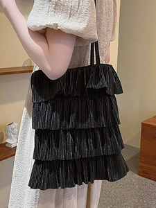 Sac fourre-tout noir plissé à volants pour femme avec un design à plusieurs couches