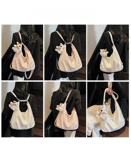 Détail du sac à dos cabas en cuir PU souple beige et rose avec breloque ours mignon