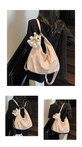 Vue détaillée du grand sac cabas en cuir souple avec un accessoire de charme d'ours mignon