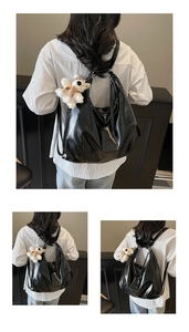 Détail du grand sac à dos cabas noir en cuir souple avec pendentif ours en peluche doux