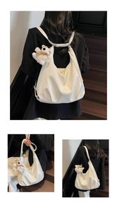Trois vues d'un grand sac fourre-tout blanc brillant avec pendentif ours mignon