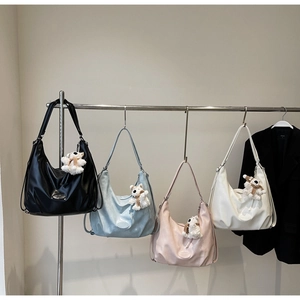 Détail de sacs fourre-tout en cuir souple de grande capacité avec pendentif ours mignon