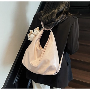 Détail du sac cabas en cuir souple avec breloque ours blanc et bandoulière réglable