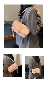 Drei Ansichten der rosa Leder-Achseltasche mit Marmortextur und eleganter Goldschnalle