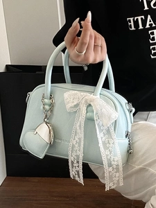 Sac à main bleu clair en cuir avec grand nœud en dentelle blanche et charme de cœur