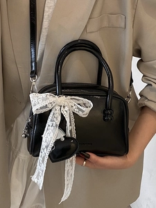 Sac polochon en cuir verni noir avec nœud en dentelle et pendentif en cœur