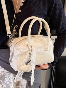 Sac à main bowling beige minimaliste avec nœud en dentelle et bandoulière réglable