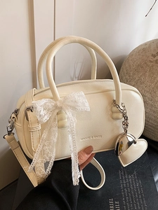 Sac bowling élégant beige avec nœud en dentelle et pendentif cœur pour femme chic