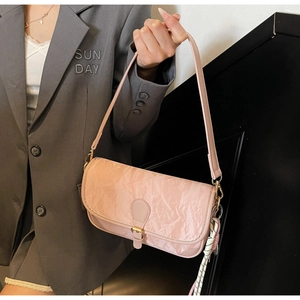 Rosa plissierte Schultertasche mit glänzender Textur und dekorativem schwarz-weißem Seidenschal