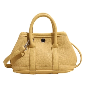 Bolso bandolera chic de cuero amarillo con diseño de lichi y herrajes plateados