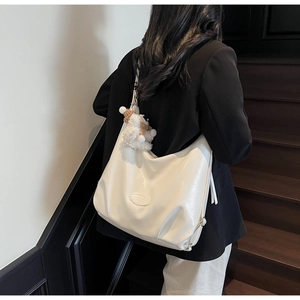 Grand sac hobo moderne en cuir PU blanc avec pendentif en peluche et logo épuré