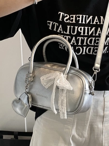 Sac bowling argenté chic avec nœud en dentelle et pendentif cœur pour femme