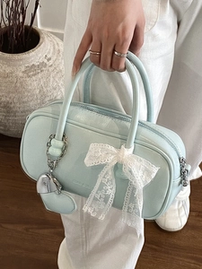 Sac bowling minimaliste en cuir bleu menthe avec un grand nœud en dentelle et cœur
