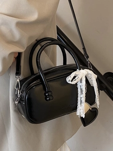 Sac bowling chic en cuir verni noir avec nœud en dentelle blanche et charme de cœur