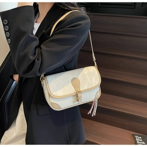 Detailansicht der Vintage-Umhängetasche mit Marmortextur und elegantem Metallverschluss