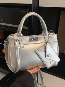 Sac à bandoulière argenté métallisé avec charme triangle et fermoir rotatif en argent