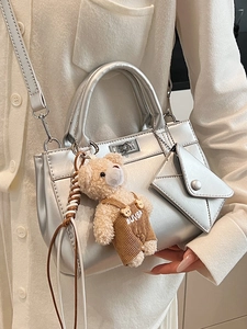 Sac à bandoulière argenté avec breloque ours et mini pochette assortie pour femmes
