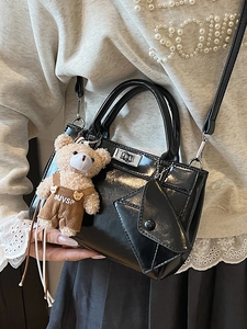 Sac à main noir brillant élégant avec pendentif ours en peluche et pochette enveloppe