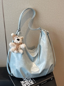 Sac hobo bleu clair en cuir souple de grande capacité avec pendentif ours mignon