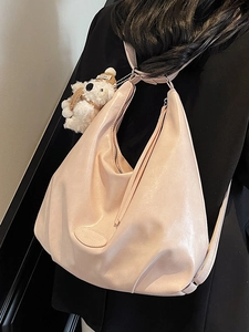 Grand sac hobo rose en cuir souple avec pendentif ours pour les cours et le travail
