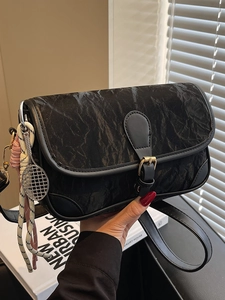 Moderne schwarze Umhängetasche mit Knitteroptik, Tennisschläger-Anhänger und Goldschnalle