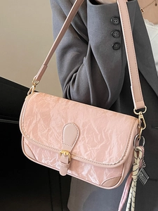 Rosa Schultertasche mit Knitteroptik für Damen mit goldener Schnalle und modischem Riemen