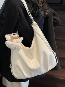 Sac à dos en cuir souple blanc avec breloque chiot en peluche pour un usage décontracté
