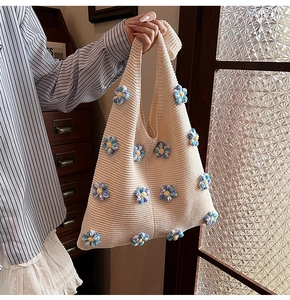 Détail du sac cabas tricoté beige avec fleurs 3D et texture douce au toucher