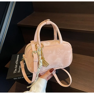 Rosafarbene Boston-Tasche mit geprägten Blumen, Teddybär-Muster und schickem Anhänger