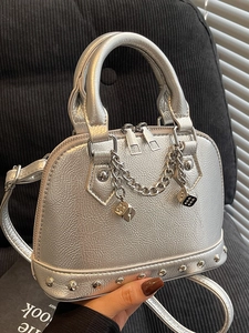Borsa a Tracolla da Donna di Tendenza a Forma di Conchiglia in Pelle PU Con Rivetti Catena di Metallo Ciondolo a Dado