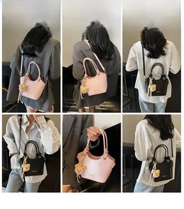 Détails des sacs seaux en PU rose et noir avec bord ondulé et pendentif petit ours