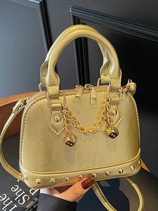 Borsa a conchiglia dorata con texture metallica, ciondoli a dado, borchie e catena