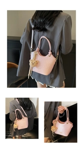 Détails d'un sac seau en cuir PU rose avec breloque ours en peluche et bandoulière fine