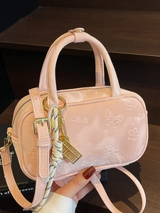 Damen Mode Geprägte PU Leder Boston Tasche Minimalistische Cartoon Muster Handtasche Mit Anhänger Umhängetasche Für Den Alltag