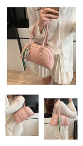 Sac Boston en cuir verni rose avec charm ours en métal et détails tissés chic