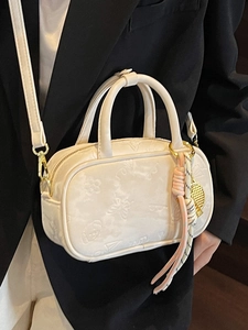 Weiße Boston-Tasche aus geprägtem Leder mit Blumenmustern und verstellbarem Schultergurt