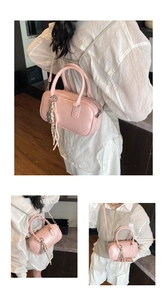 Détails du sac bowling rose brillant montrant la texture vernie et le charm feuille