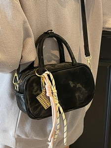 Schwarze matte Boston Bag aus Leder mit Abakus-Anhänger und gewebtem Tragegurt