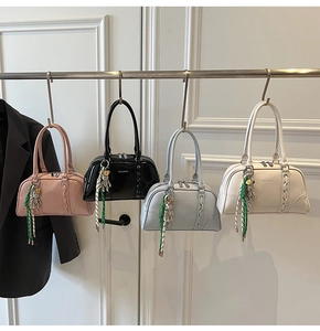 Détail de sacs à main élégants en quatre couleurs avec des breloques d'oursons