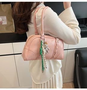 Sac bowling rose mat avec détails tissés et pendentif ours argenté décoratif chic