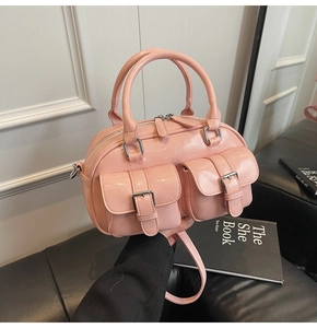 Gros plan détaillé d'un sac Boston vintage rose avec finition brillante et boucles