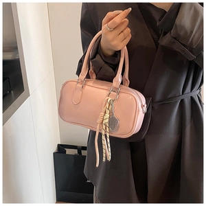 Sac bowling rose avec pendentif corde et raquette porté par un mannequin