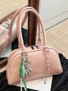 Sac bowling en cuir rose brillant avec fermeture éclair argentée et bijou d'ours