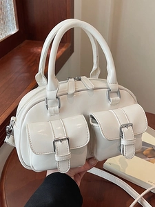 Sac Boston en cuir huilé crème avec deux poches avant et accessoires en métal argenté