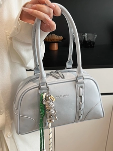Sac bowling minimaliste en cuir verni bleu clair avec pendentif ours et détails tressés
