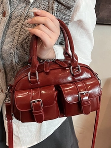 Sac Boston rétro en cuir ciré rouge foncé avec deux poches à boucle et détails argent