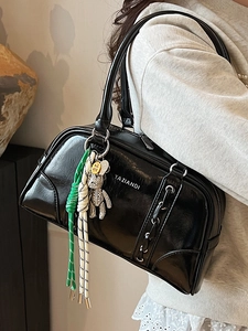 Sac bowling chic en cuir verni noir avec logo Yaziandi et breloque ours