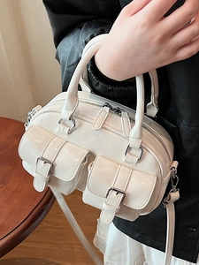 Sac Boston en cuir verni blanc brillant avec deux poches frontales et boucles argent