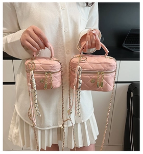 Comparaison de grands et petits sacs roses matelassés avec bandoulière chaîne et breloques